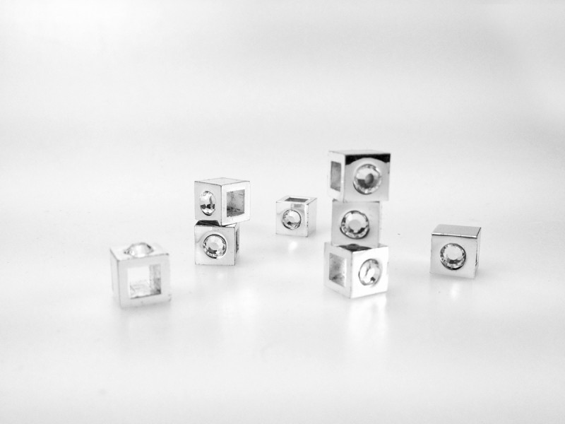 Куб с кристаллом Swarovski для брелка, белый