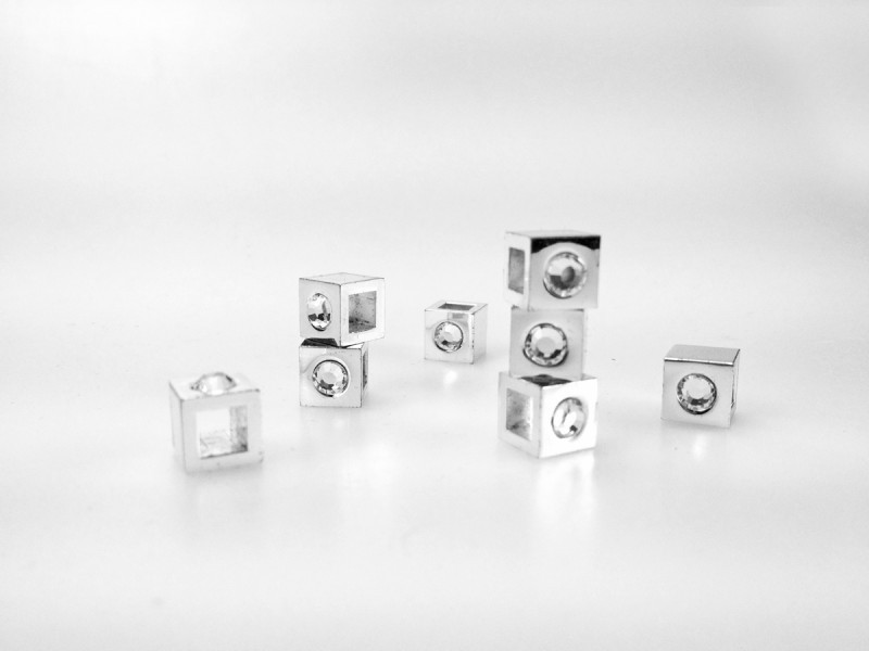 Куб с кристаллом Swarovski для брелка, белый